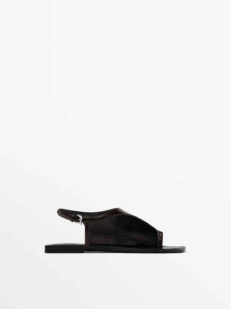 Asymmetrische platte sandaal - Limited Edition