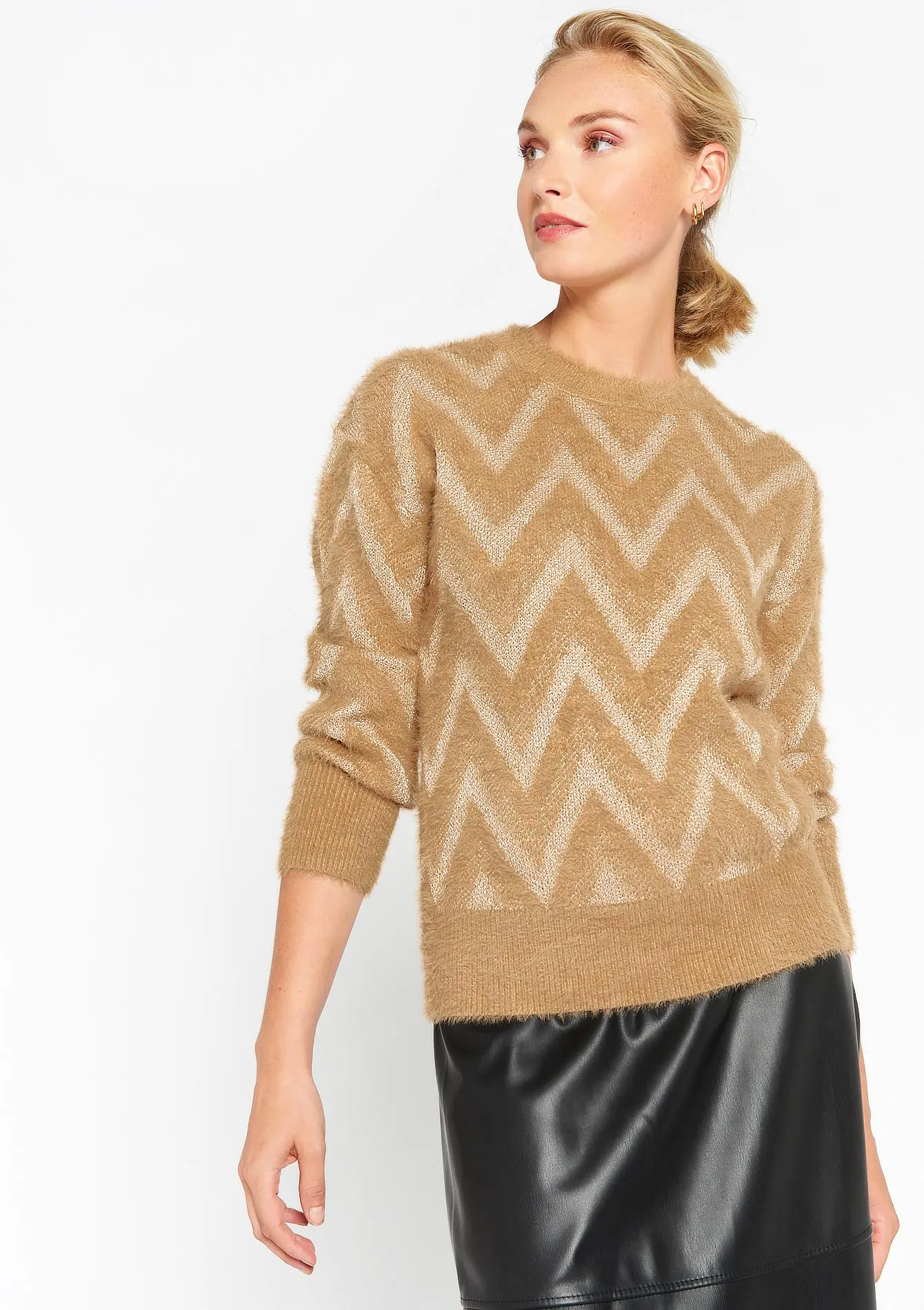 Eyelash pullover with zigzag pattern