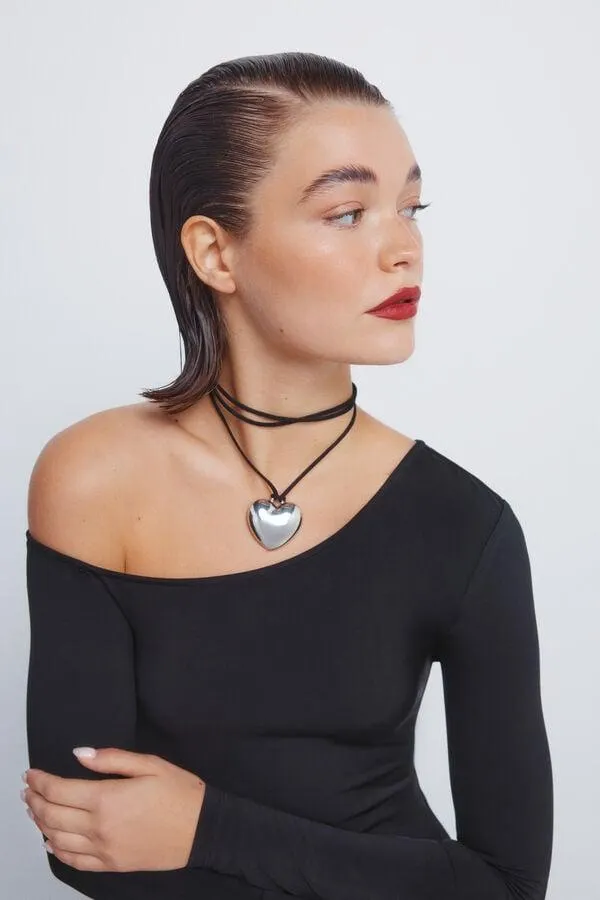 Vestido midi drapeado escote asimétrico