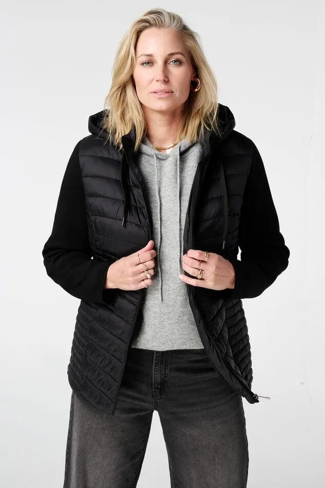 Gewatteerde jas met stoffen mouwen