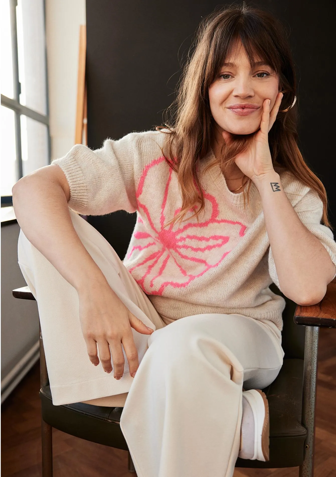 Pullover with flower