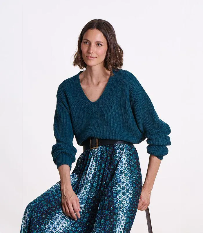 Petroleumblauwe trui in los breisel met lange V-hals mouwen