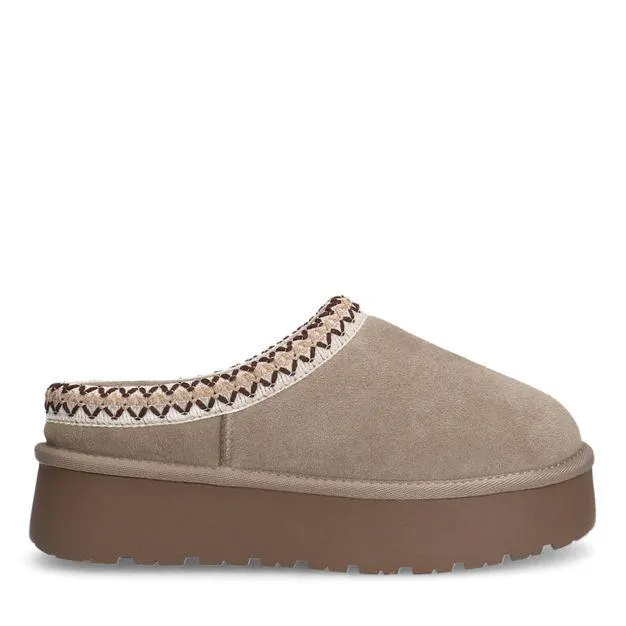 Beige suède instappers met wol