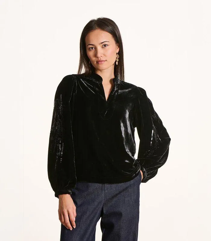 Zwarte fluwelen top met lange mouwen en borduursels