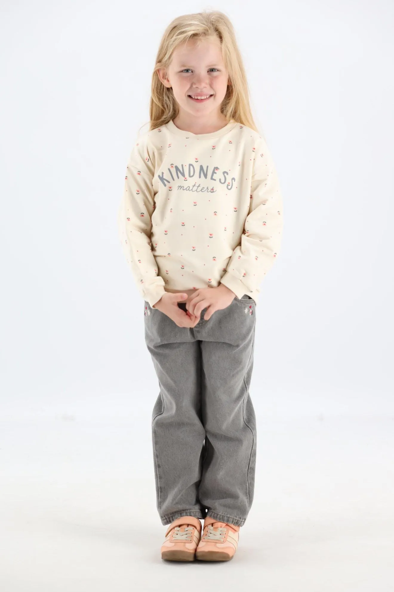Beige sweater met bloemetjes Kindness matters