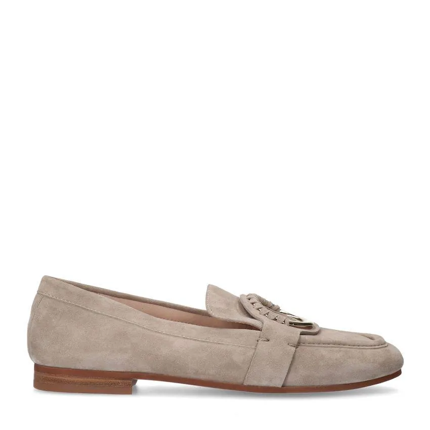 Beige suède loafers met goudkleurig detail