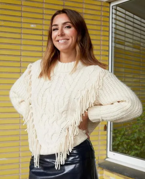 Gebreide trui met kwastjes