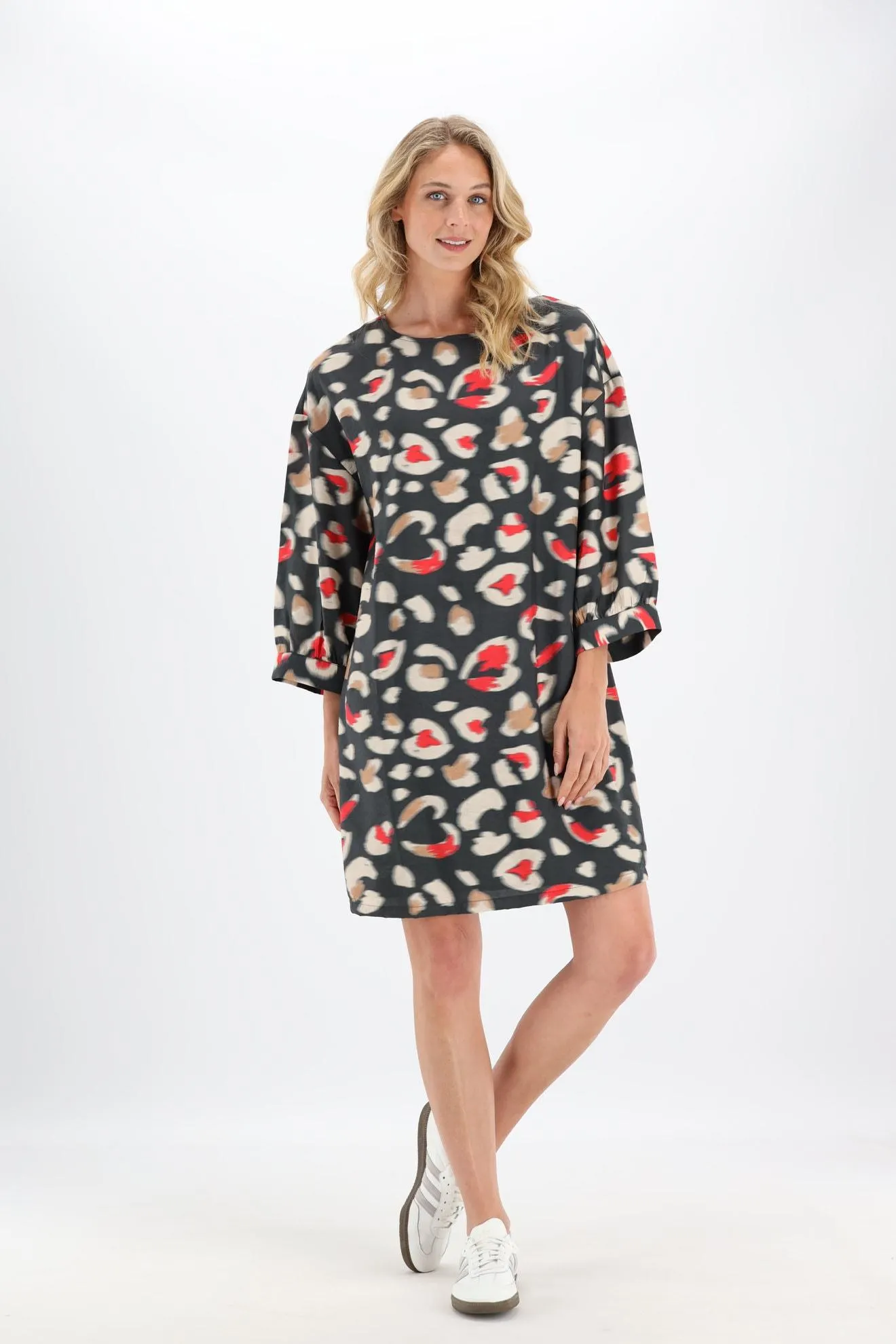 Antraciet/rood/beige korte jurk met blurred print