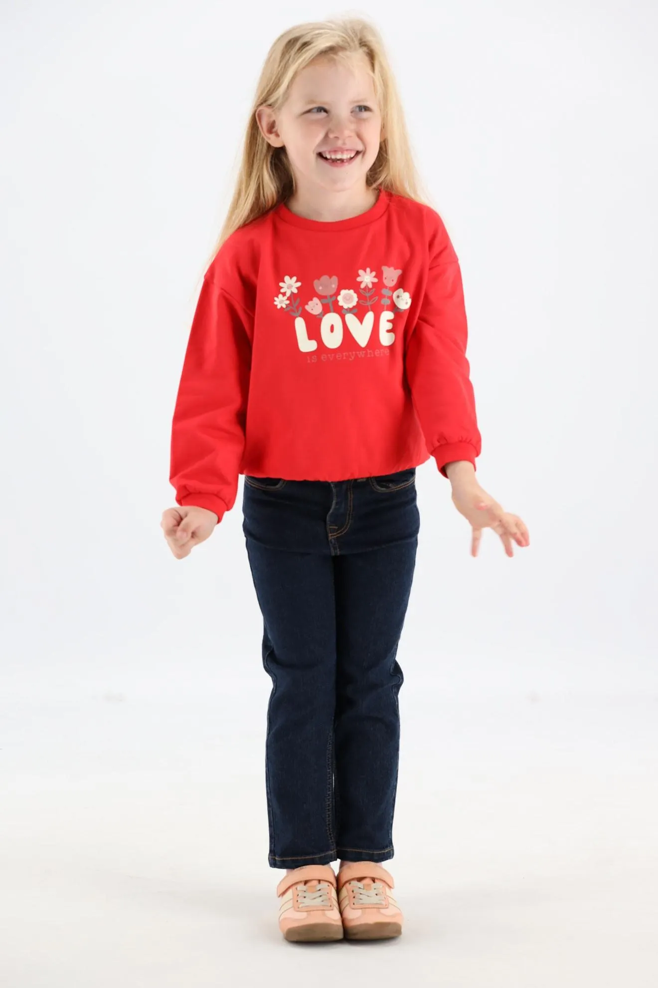 Rode sweater met love is everywhere