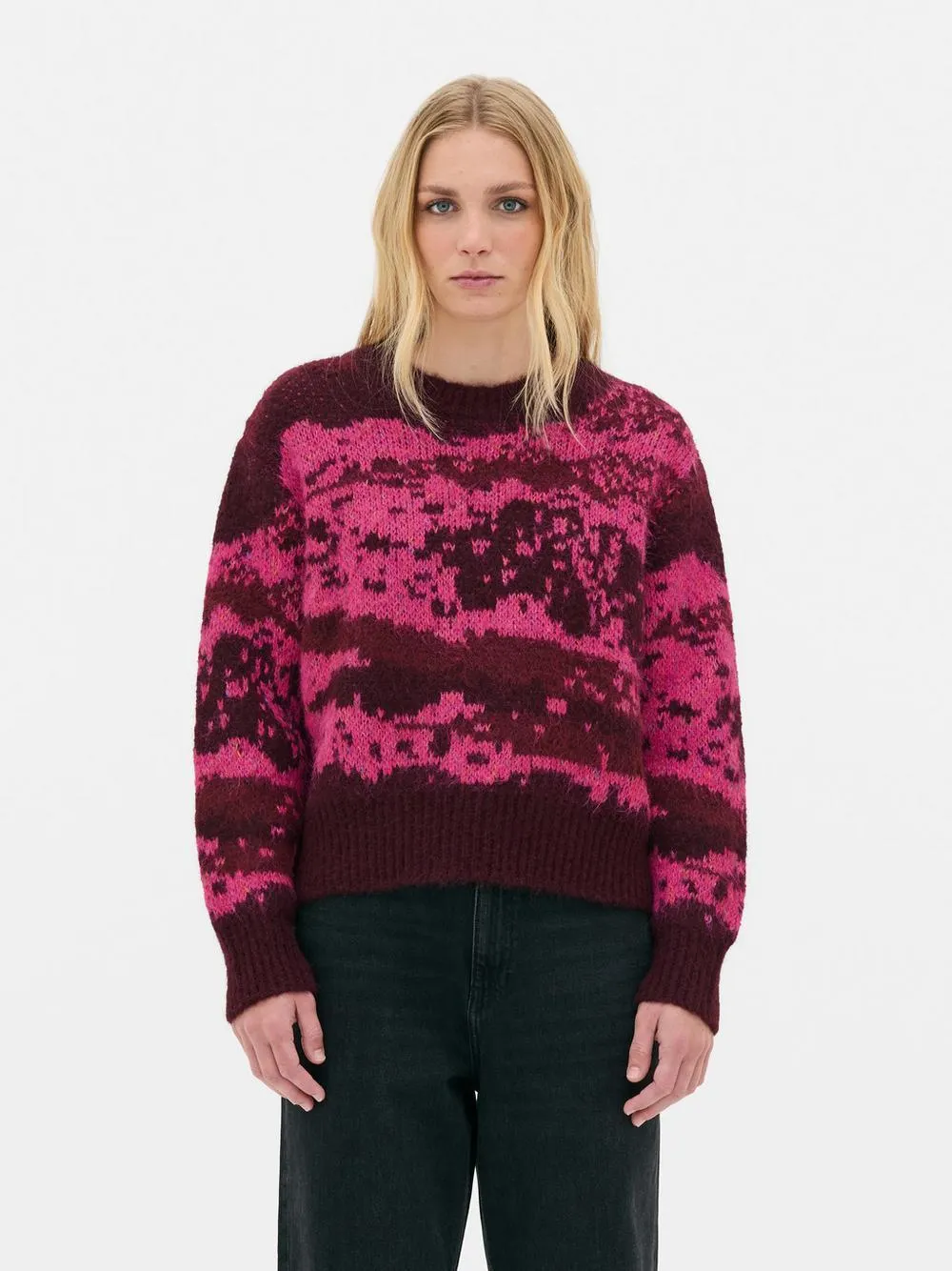 Pull abstrait en maille