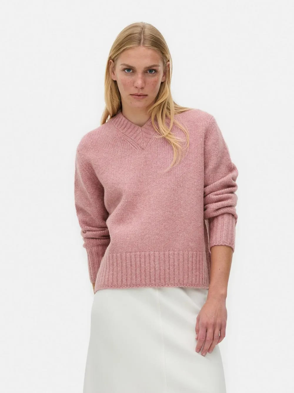 Pull tricoté à col en V Essential