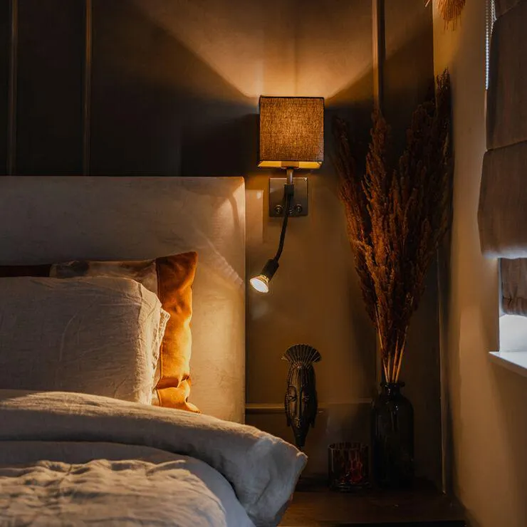 Moderne wandlamp zwart met USB en vierkante zwarte kap - Zeno