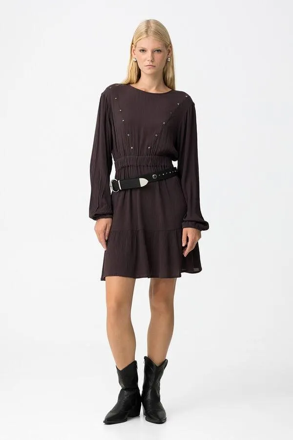 Vestido con Detalles Metálicos