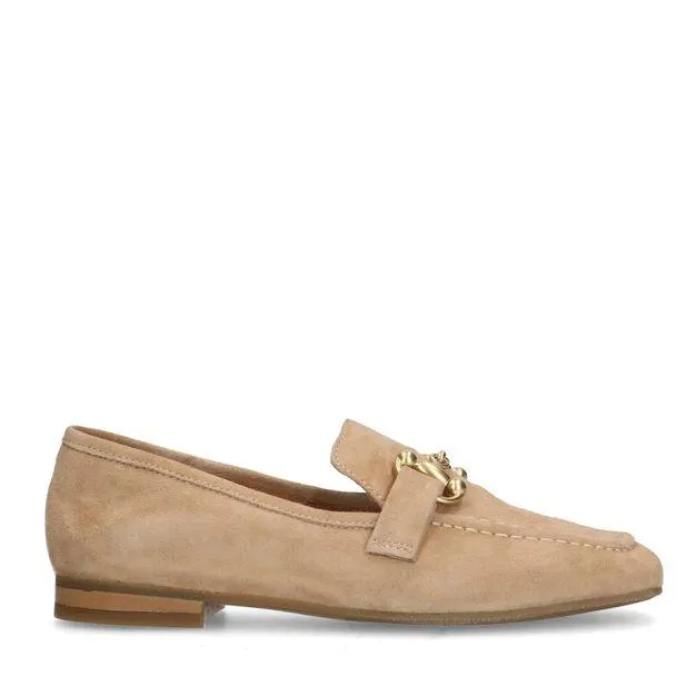 Beige suède loafers met goudkleurig detail