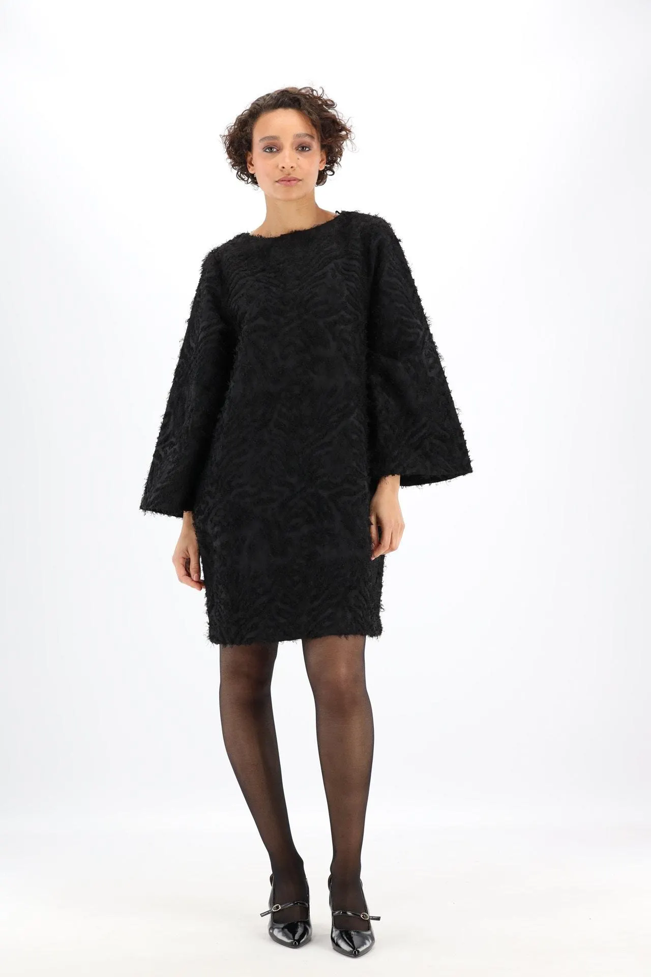 Zwarte jurk met fluffy motieven en wijde mouwen