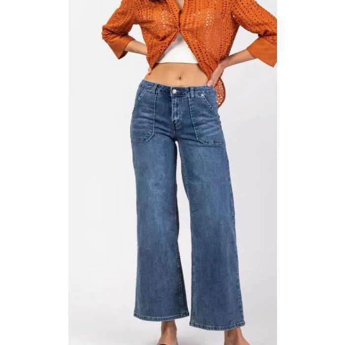 Blauwe jeansbroek met wijde broekspijpen. Het model dat we tonen op de foto is maat S.