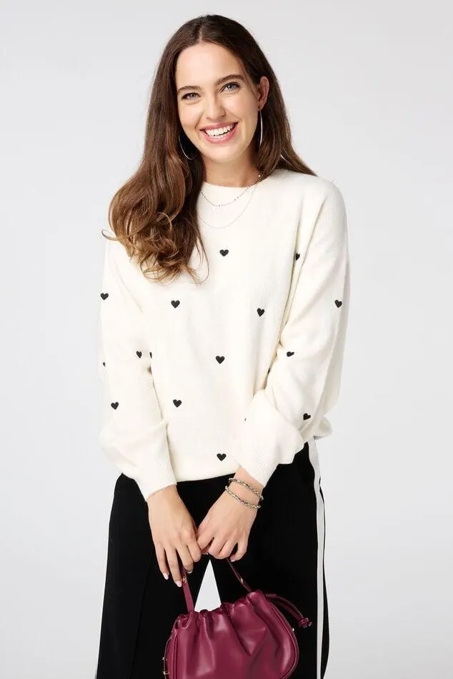 Fijn gebreide trui met geborduurde hartjes