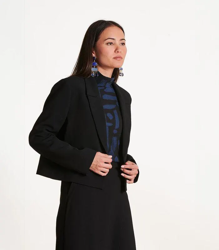 Kort zwart jack met voering en kraag op maat