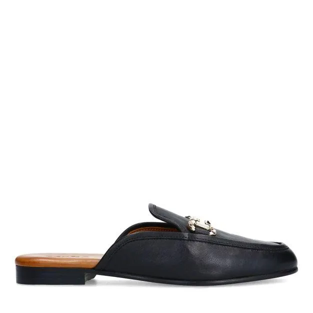 Zwarte leren slip on loafers met goudkleurige chain