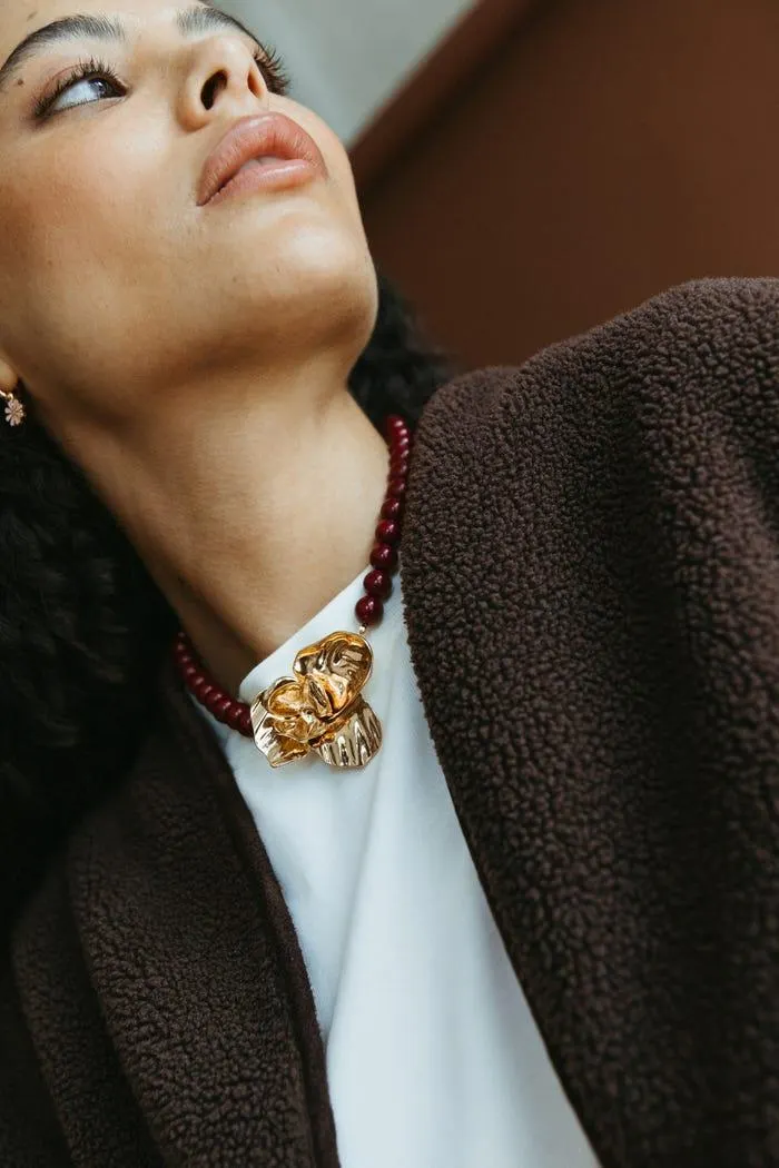 Halsketting parels en grote bloem