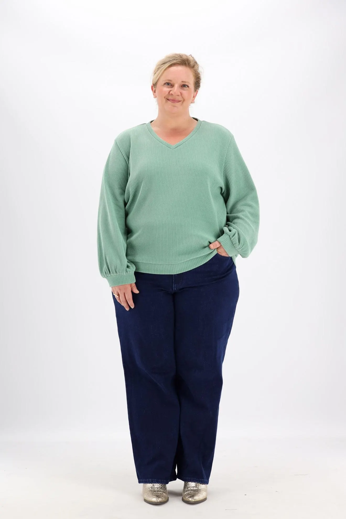 Lichtgroene trui met v-hals by Evelien