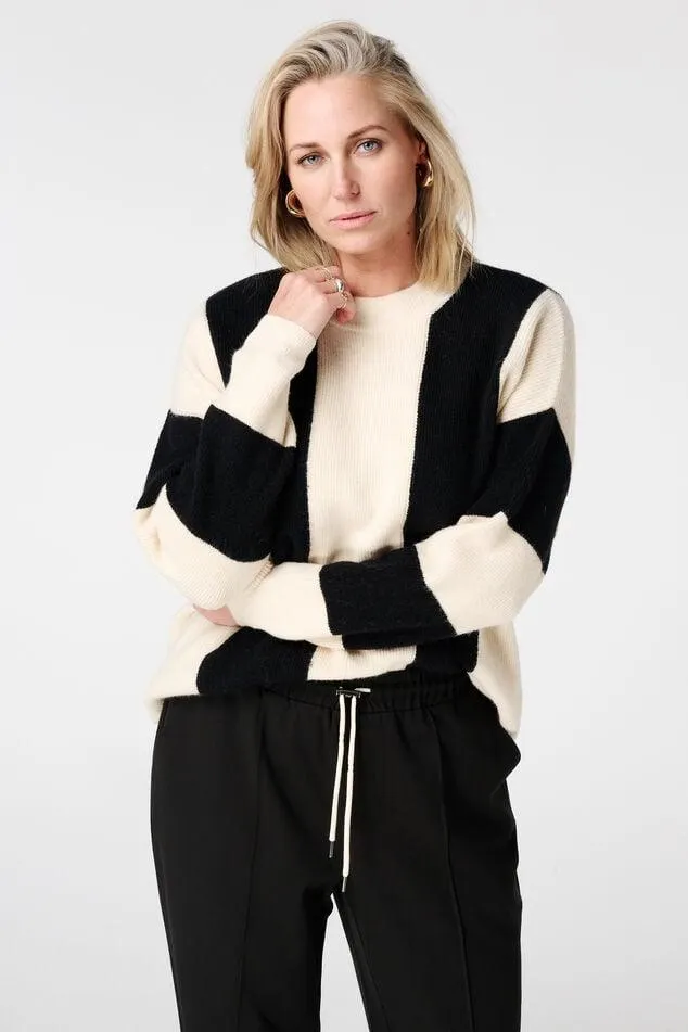 Trui met contrasterende strepen