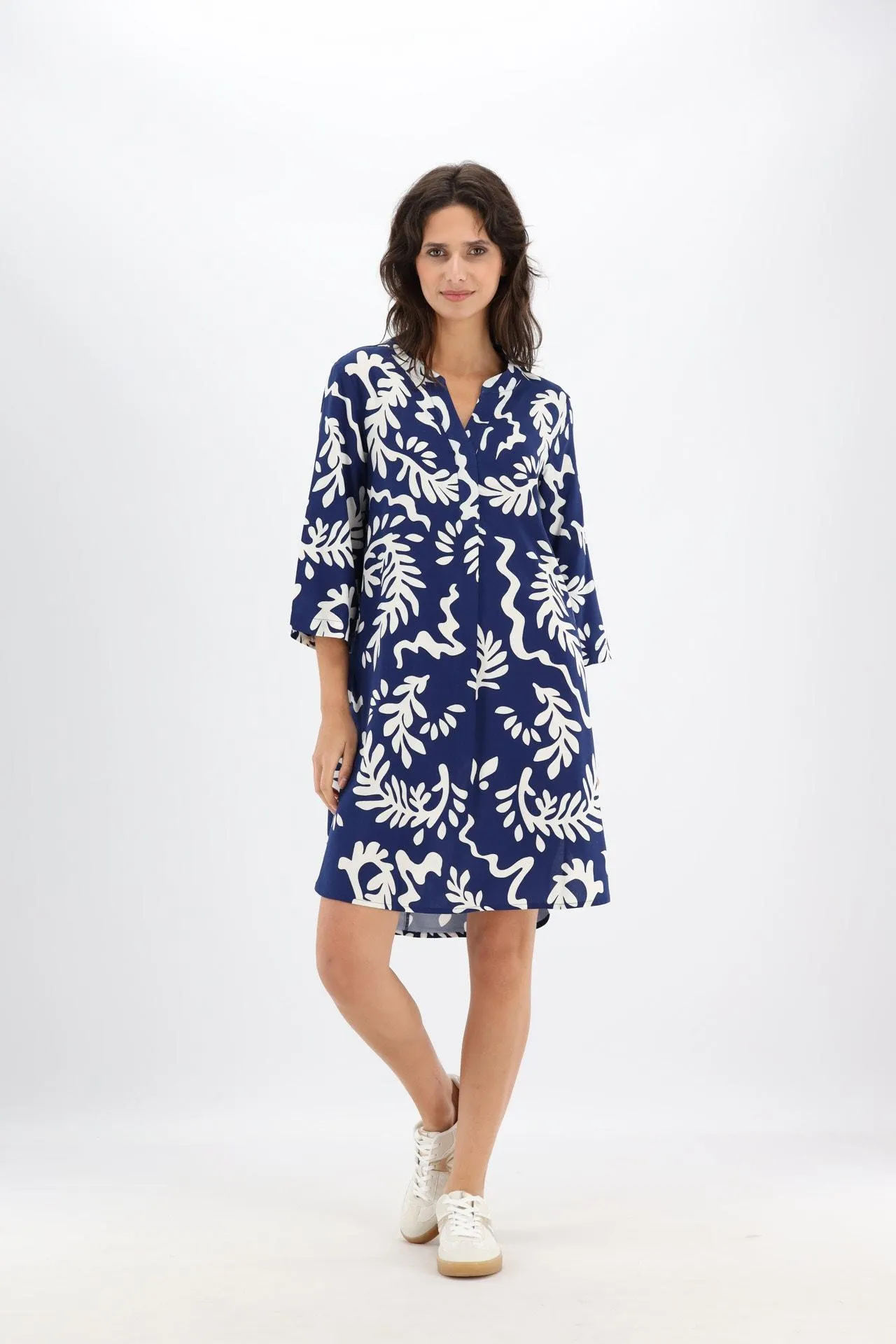 Marineblauw/witte korte jurk met blaadjesprint