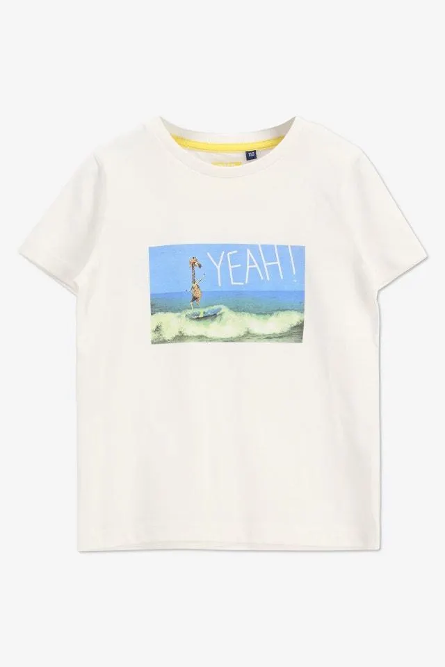 Wit T-shirt met een giraf op een surfplank