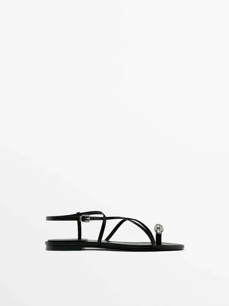 Metal piece toe strap sandals