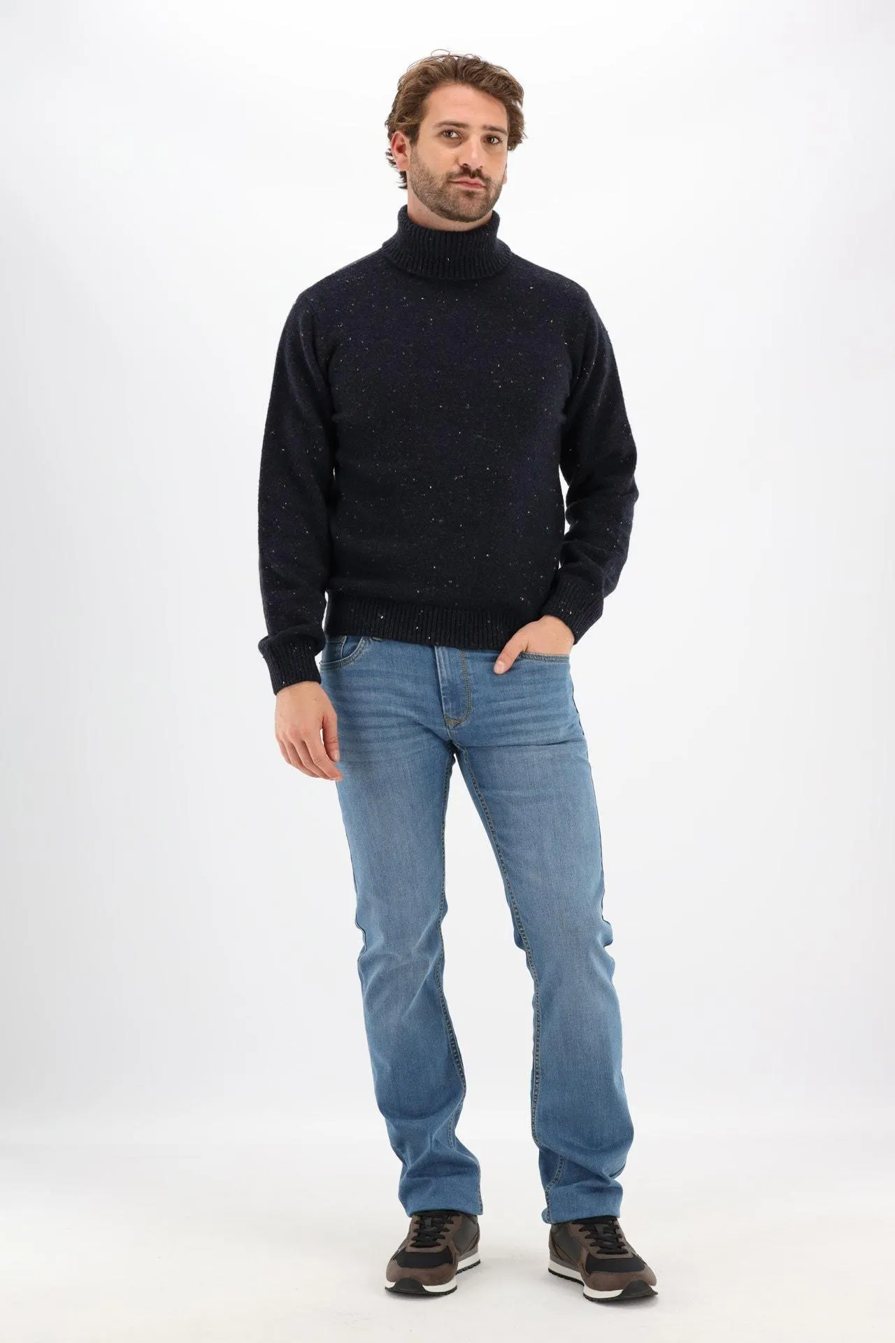 Marineblauwe trui met rolkraag en beige spikkels