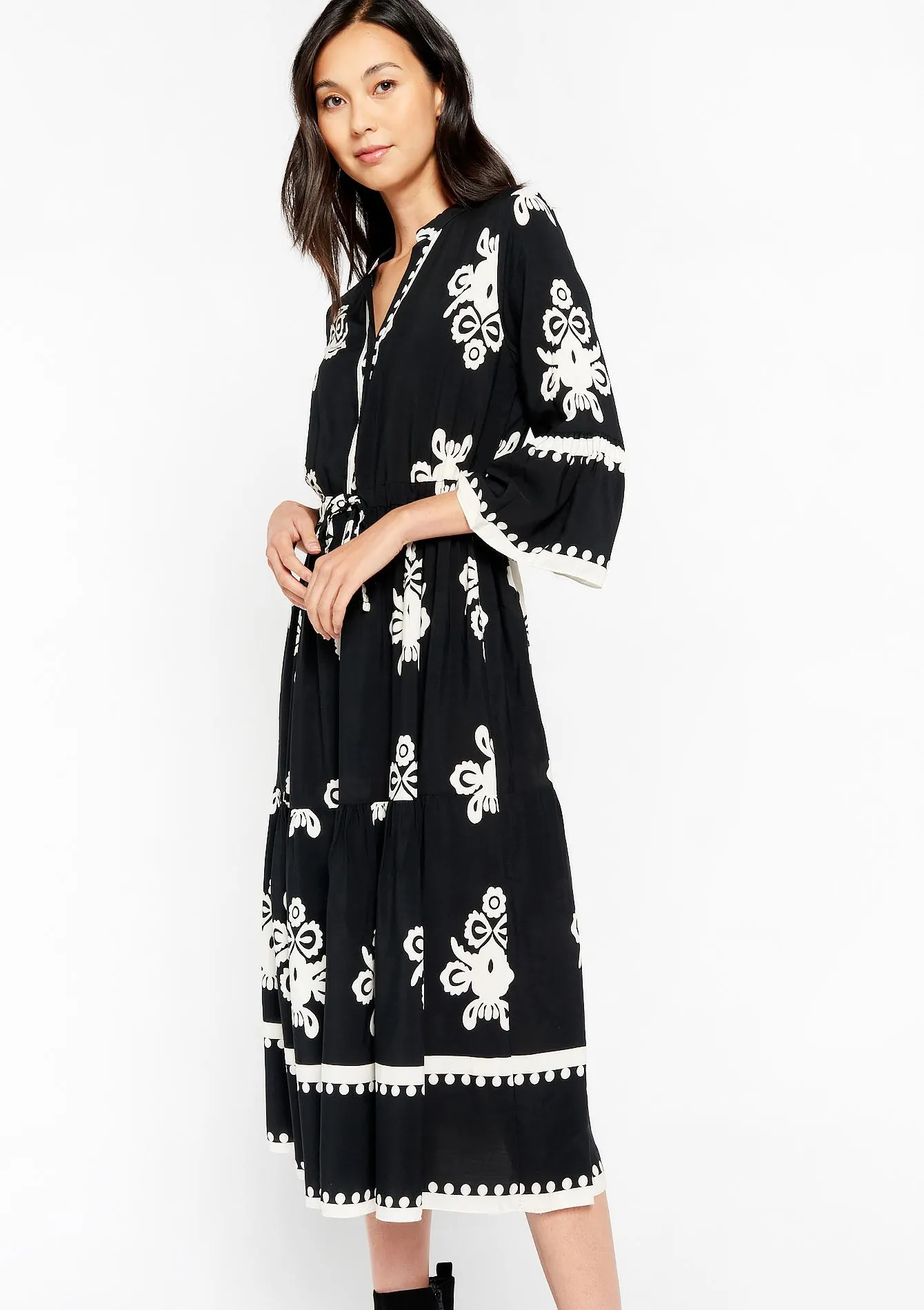 Maxi dress with embroidery prints