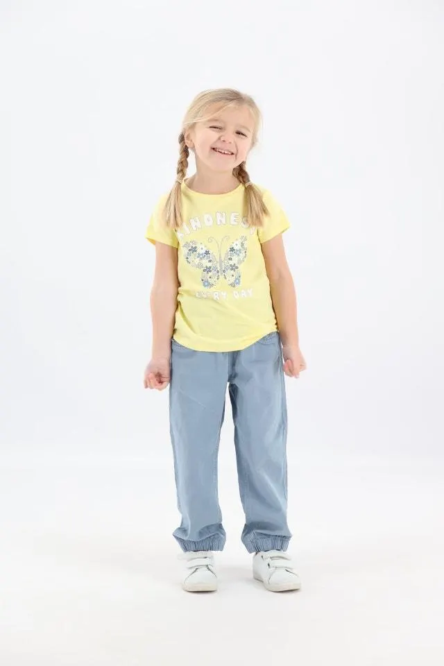 Geel T-shirt met print "Kindness every day"