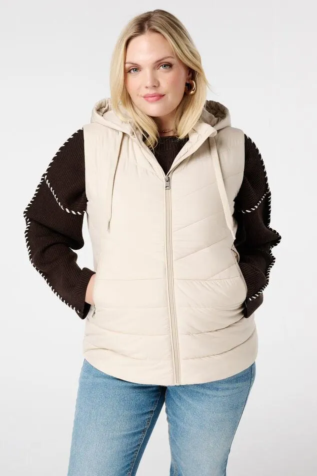 Gewatteerde bodywarmer met capuchon