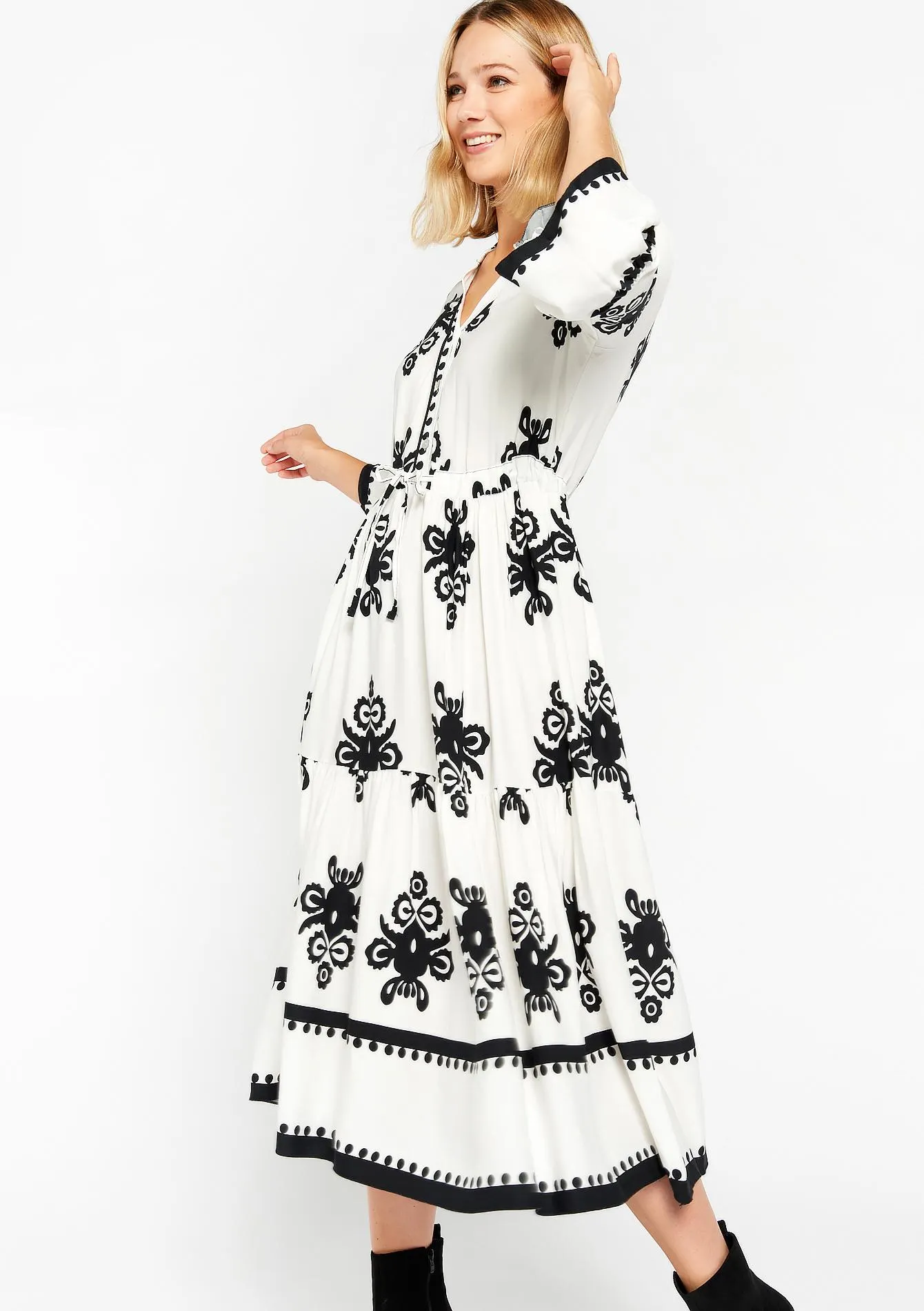 Maxi dress with embroidery prints