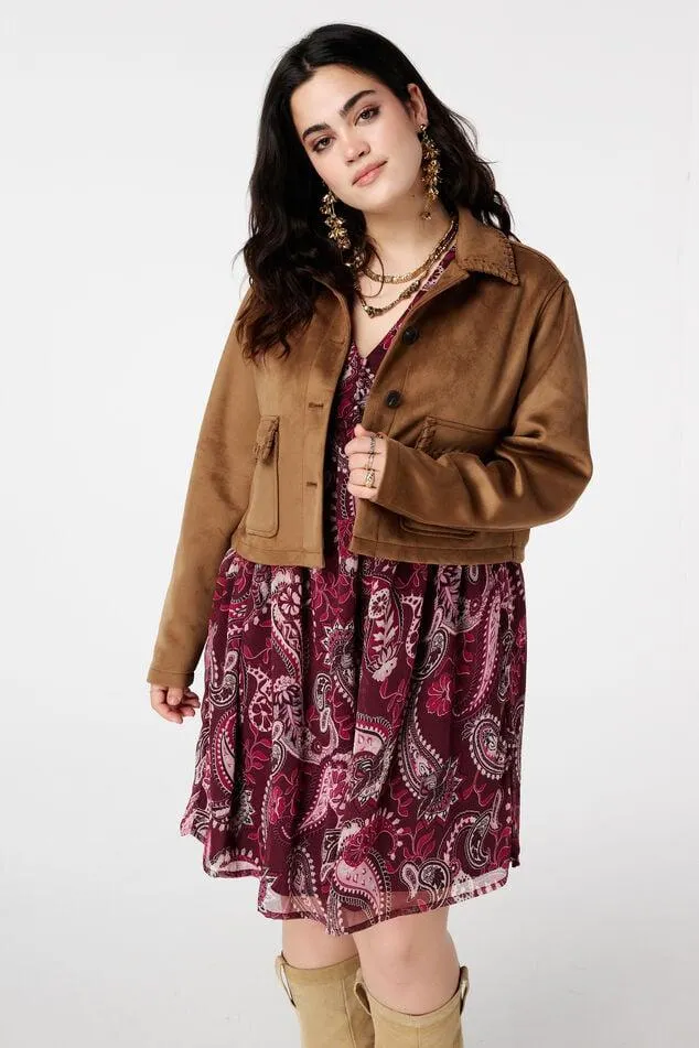 Kort suedine jasje met sierstiksels