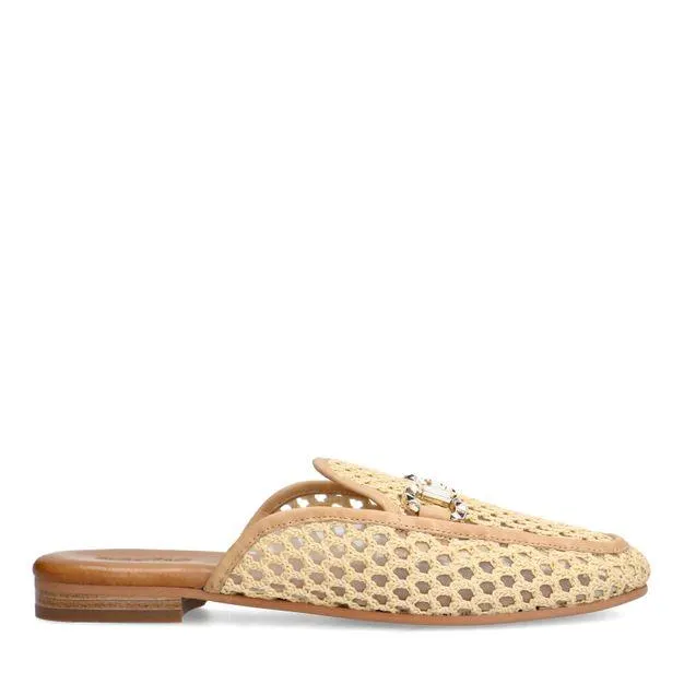 Beige slip on loafers met goudkleurige chain