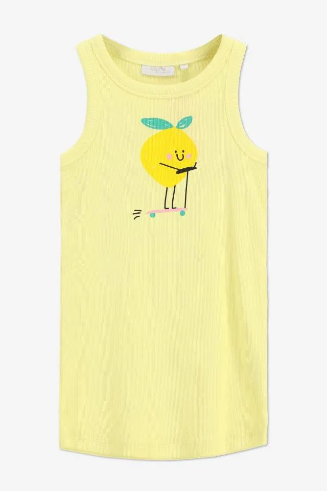 Gele fijn geribde jurk met een citroen op een step