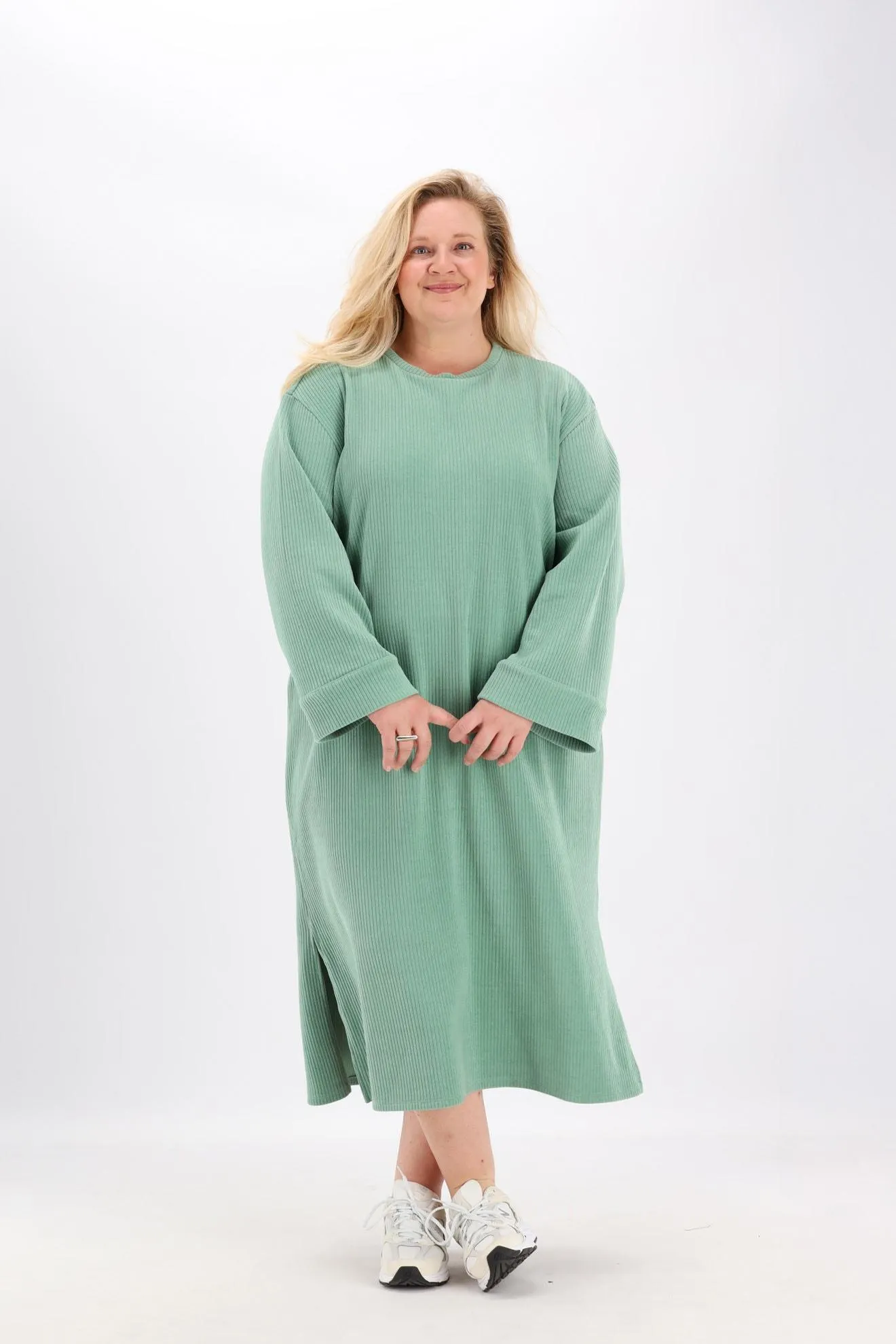 Lichtgroene midi jurk by Evelien