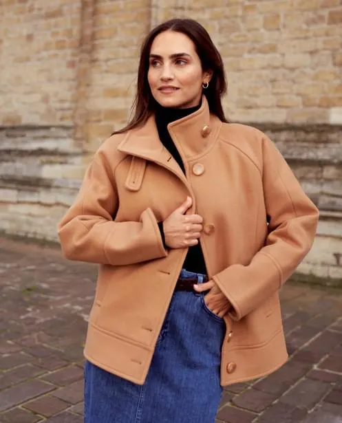 Bruine jas met opstaande kraag