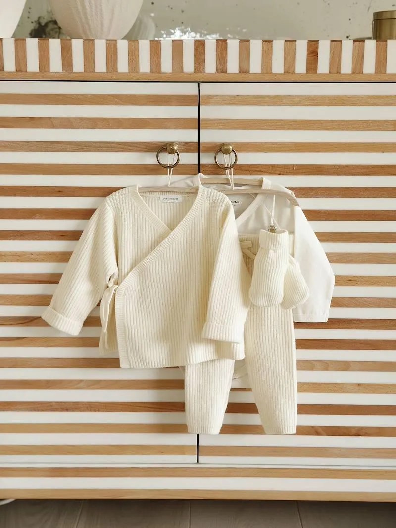 Ensemble bébé 4 pièces en tricot gilet + pantalon + chaussons + body coffret cadeau naissance - écru