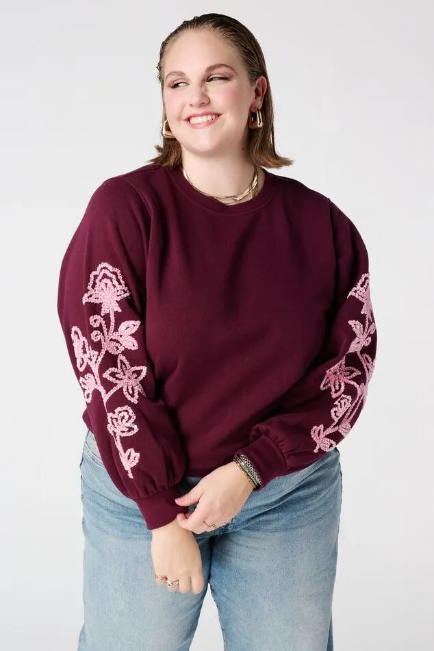 Trui met zachte embroidery op de mouwen