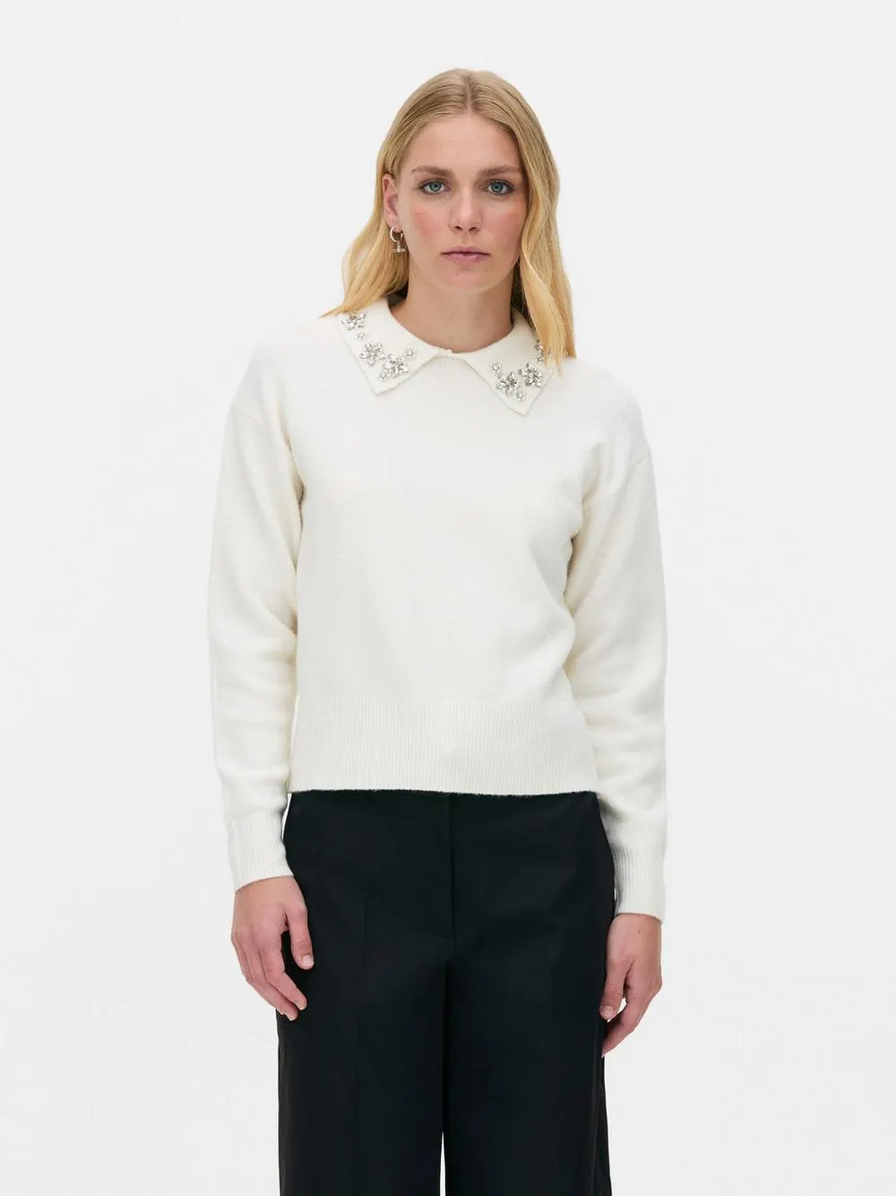 Pull à col orné de bijoux brodés