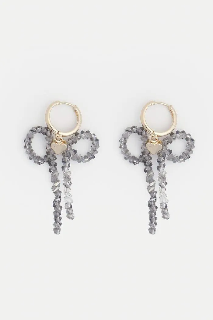 Oorbellen ringen en strikje met parels