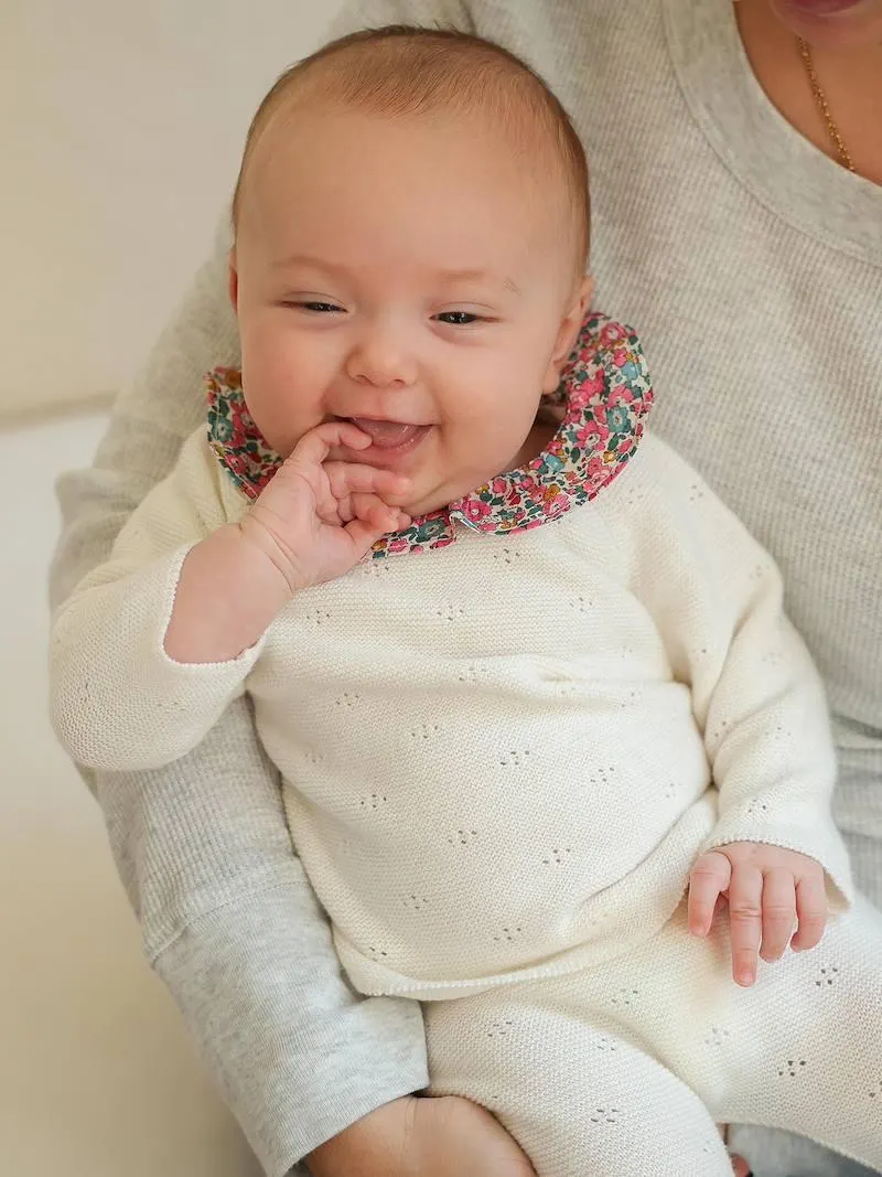 Ensemble naissance 2 pièces en tricot détail tissu Liberty