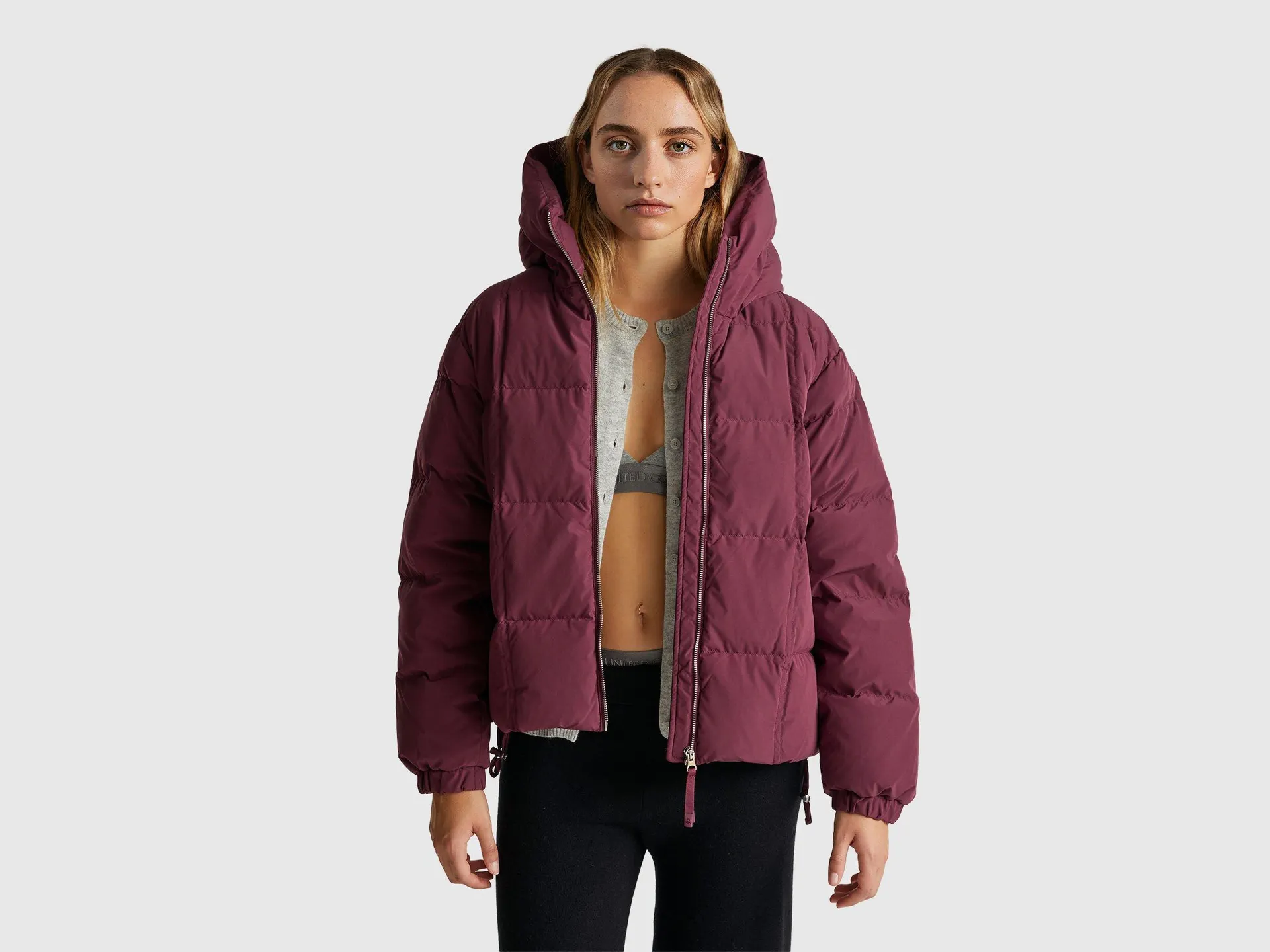 Short down jacket padded with recycled feathers