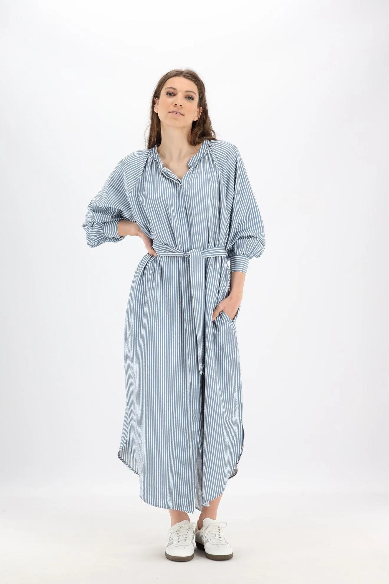 Blauw/wit verticaal gestreepte lange jurk