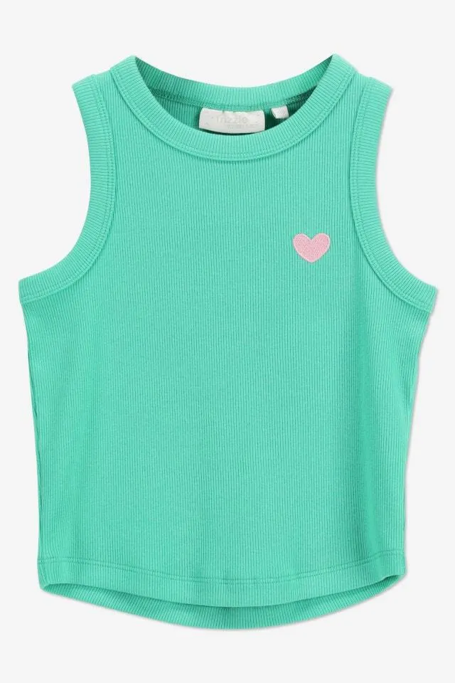 Groen fijn geribde top met een roze hartje
