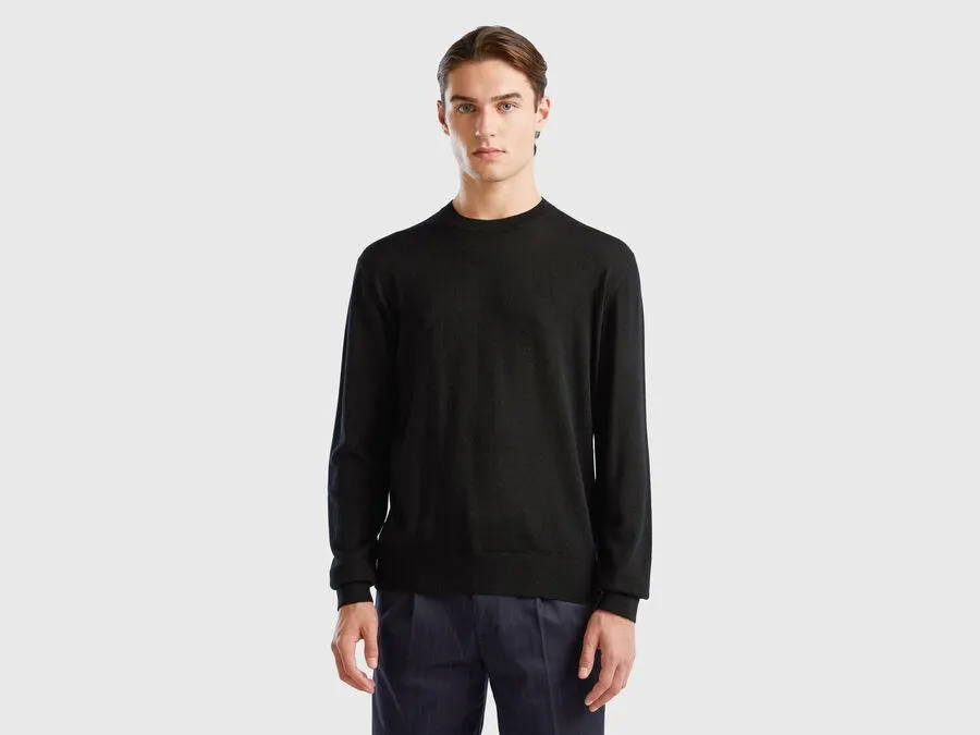 Schwarzer Pullover aus reiner Merinowolle
