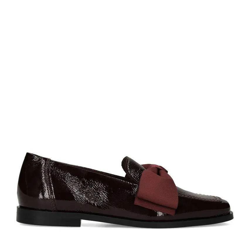 Burgundy lakleren loafers met strik