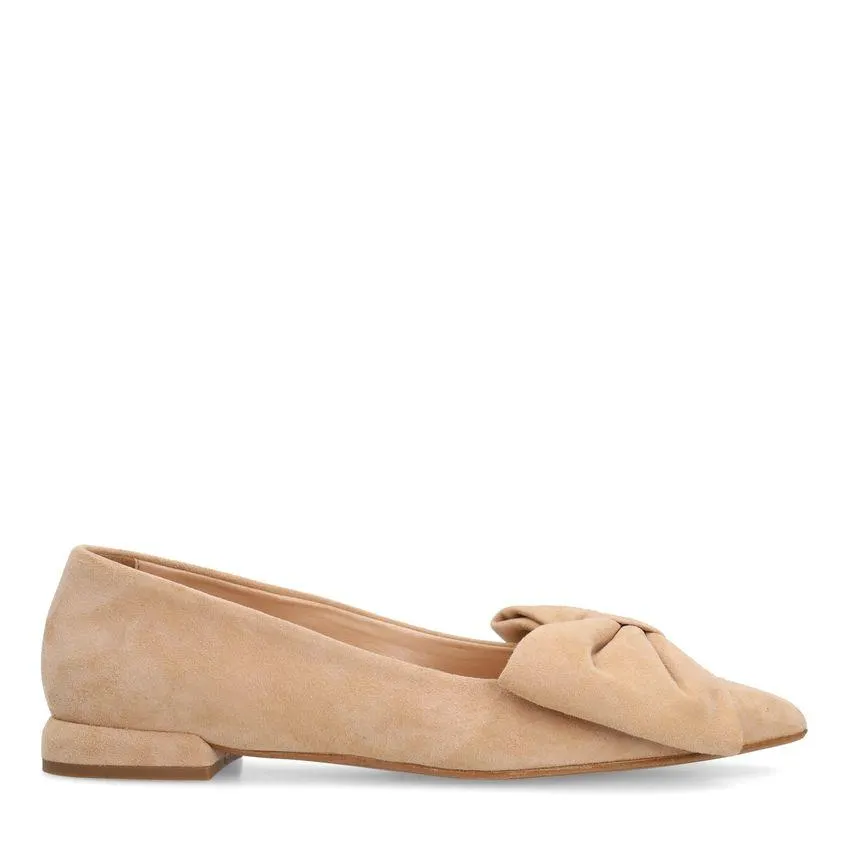 Beige suède loafers met strik